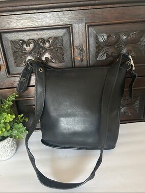 Classic Black Leather Messenger Bag with Adjustable Strap